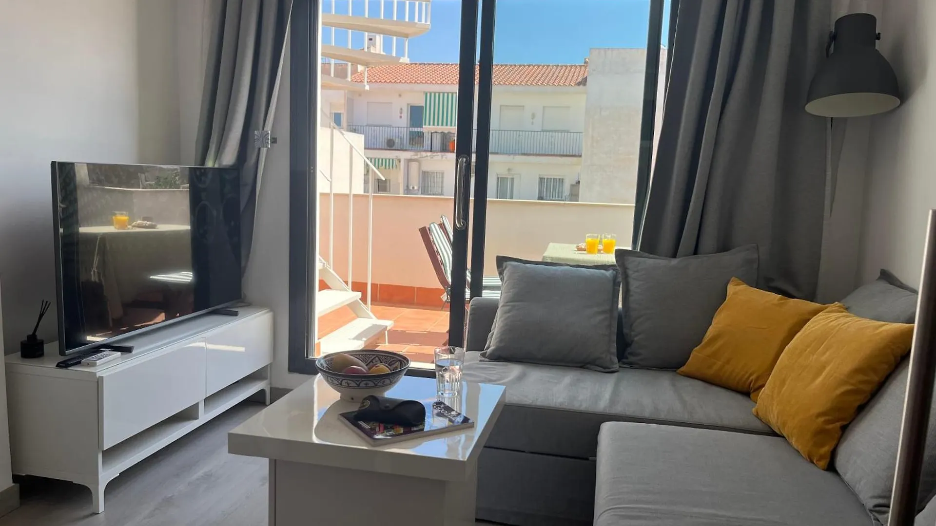 Lets In The Sun - Apartments Clavel Fuengirola İspanya