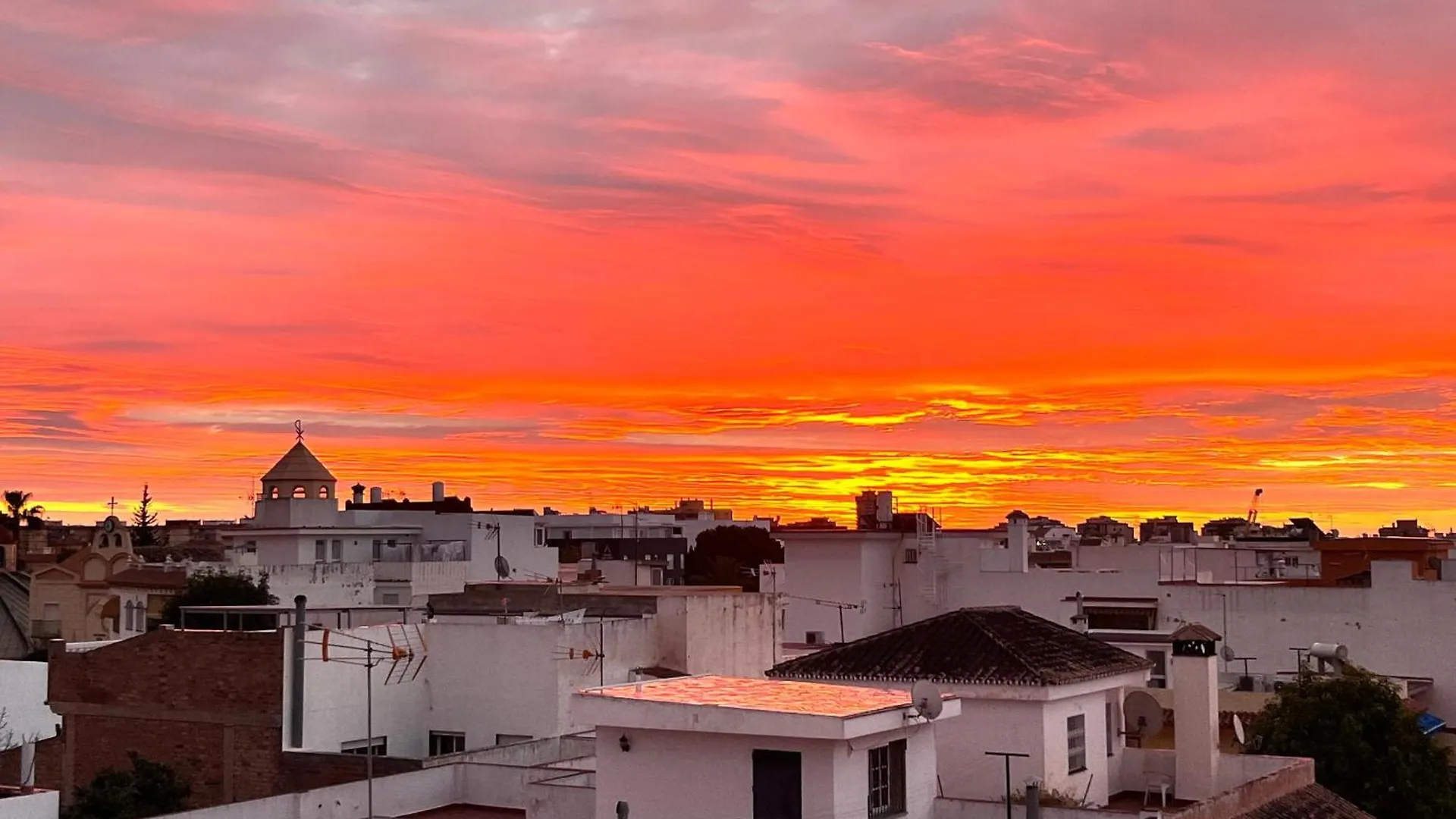 Lets In The Sun - Apartments Clavel Fuengirola